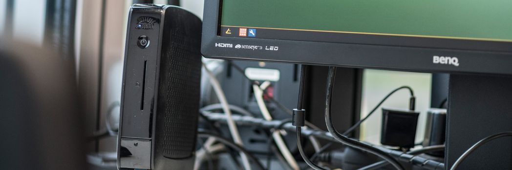 Thin Client steht auf einem Schreibtisch eines Unternehmens
