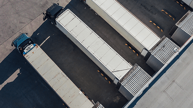 Lkw sind ohne Wartezeit in einem Ladehof, da ein Zeitfenstermanagement eingesetzt wurde.