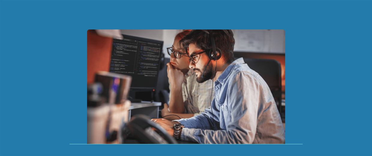 Zwei Personen arbeiten gemeinsam an einem Schreibtisch.