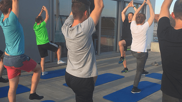 Mitarbeiter von EIKONA Logistics beim Firmensport im Freien.