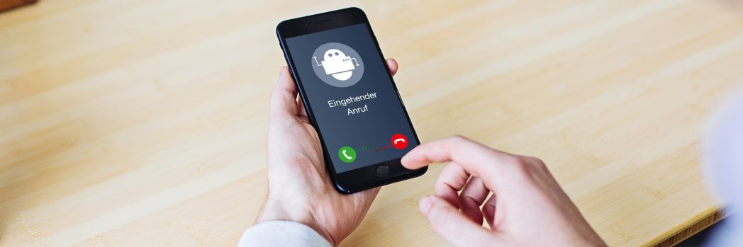 Mann mit Handy in der Hand bekommt einen Anruf