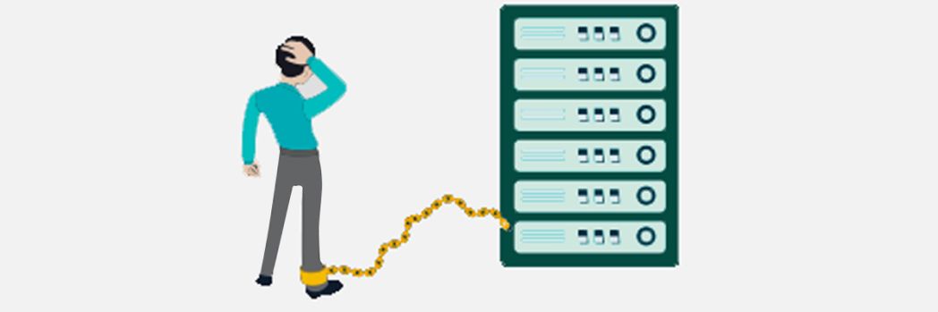 Mann hängt mit einer Fußfessel an einem Serverschrank was für die unverzichtbare Nutzung eines Software-Defined-Storage System steht