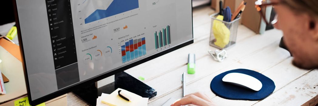 Logistiker wertet mit Business Intelligence System wichtige Unternehmensdaten aus.