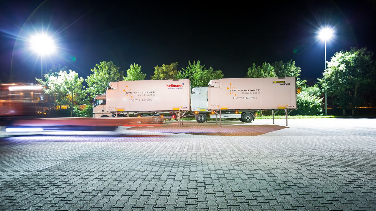 EIKONA Avisierung entlastet Mitarbeiter und Hallen von System Alliance Ein weißer LKW von System Alliance auf einem Ladehof.