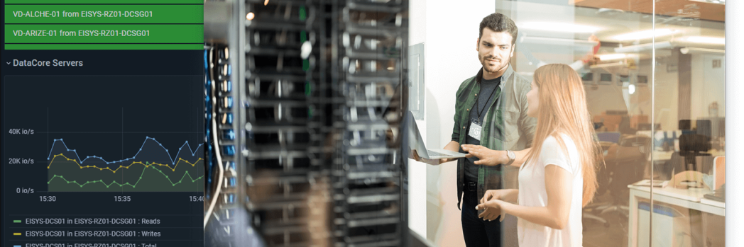 Server mit SSD-Speicher bietet zukunftsorientiertes Hosting bei EIKONA Logistics. Mitarbeiter richtet Server mit SSD-Speicher für zukunftsorientiertes Hosting ein.