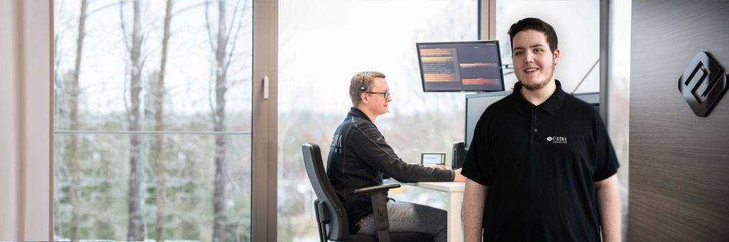 Zwei junge Männer arbeiten als Fachinformatiker in einer IT Firma.