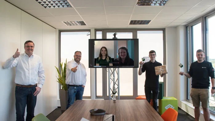 Azubis mit Ausbildern bei der Ehrung für den erfolgreichen Abschluss der Ausbildung bei EIKONA Logistics.