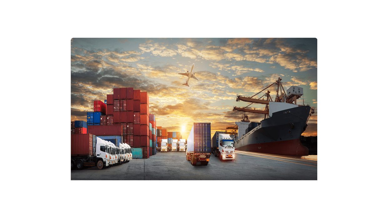 Transporthafen an welchem zahlreiche LKW stehen als Sinnbild für IT-Sicherheit im KRITIS Sektor Transport und Verkehr.