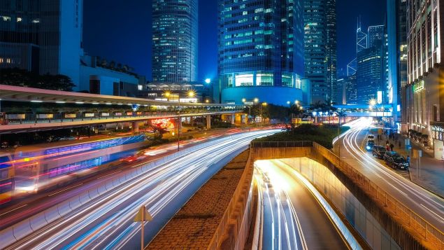 Lichtströme auf einer stark befahrenen Straße, welche für den optimalen Warenfluss stehen.