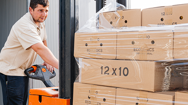 Ein Lagerarbeiter schlägt Waren zum perfekten Zeitpunkt um.