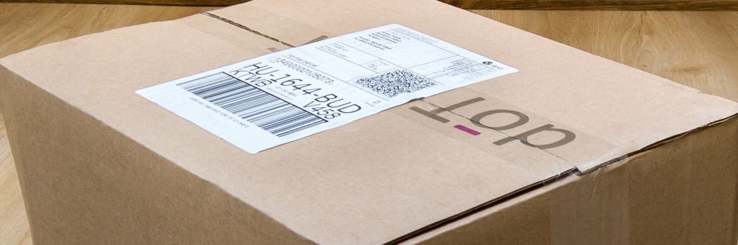 Paket mit angebrachtem Versandaufkleber