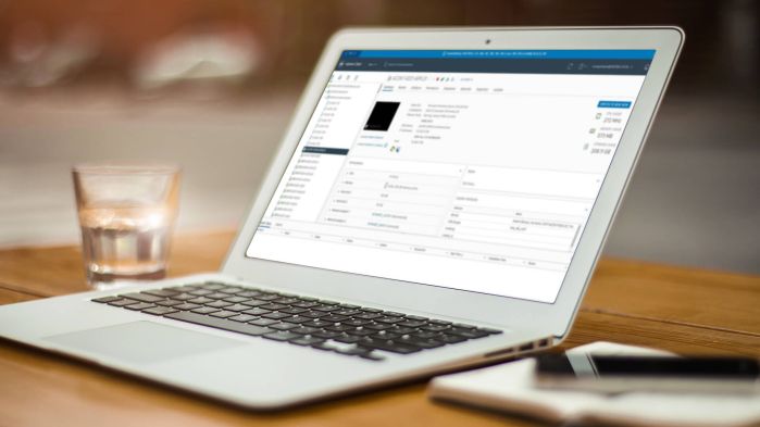 Laptop auf Schreibtisch welcher für Nutzung von vSphere zum Cloud-Computing steht