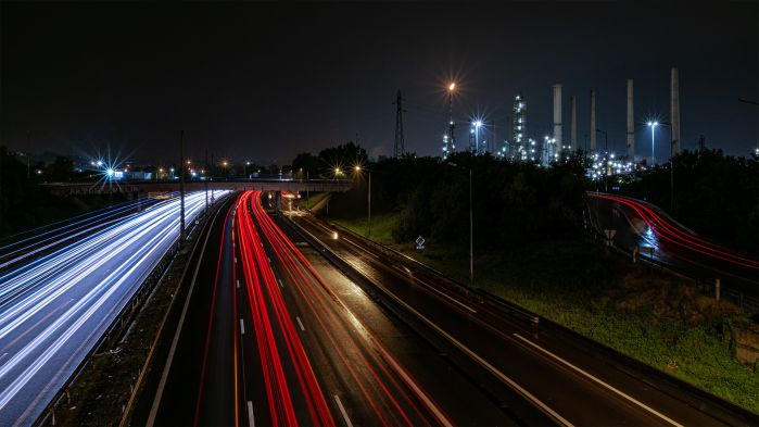 Viele Lichtströme auf einer großen dunklen Autobahn