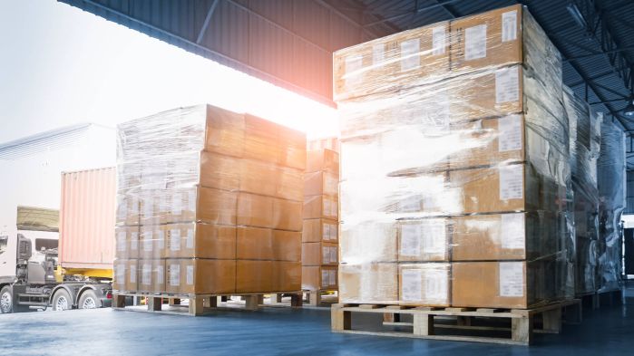 Loading bay of a freight forwarding company in which IT-supported forecasts are used for capacity planning