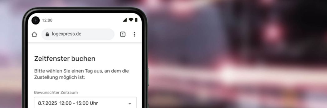 Smartphone mit geöffneter Buchungsseite für ein Lieferzeitfenster am 8.7.2025, unscharfer Straßenhintergrund.