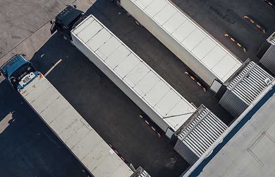 Lkw sind ohne Wartezeit in einem Ladehof, da ein Zeitfenstermanagement eingesetzt wurde.