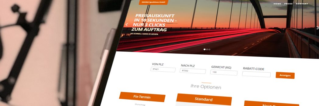Aufgeklappter Lapton mit geöffneter Website für Versandkostenberechnung eines Transportes.
