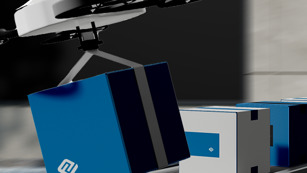 Es stehen mehrere blaue und graue Pakete in einer Reihe. Im Vordergrund fliegt eine Drohne mit einem blauen Paket weg.