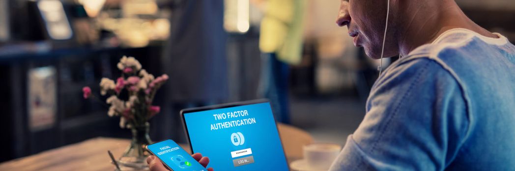 Logistiker loggt sich über Zwei-Faktor-Authentifizierung im Logistikportal ein