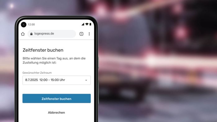 Smartphone mit geöffneter Buchungsseite für ein Lieferzeitfenster am 8.7.2025, unscharfer Straßenhintergrund.