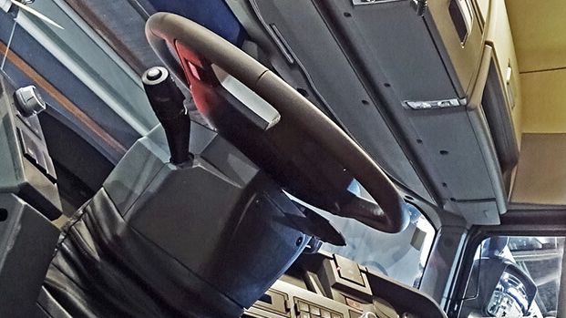 Driver's cab of a truck in which there is no driver, which represents the shortage of drivers in logistics