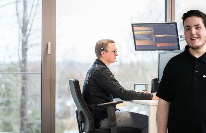 Zwei junge Männer arbeiten als Fachinformatiker in einer IT Firma.