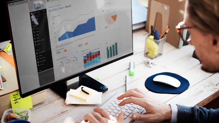 Logistiker wertet mit Business Intelligence System wichtige Unternehmensdaten aus.