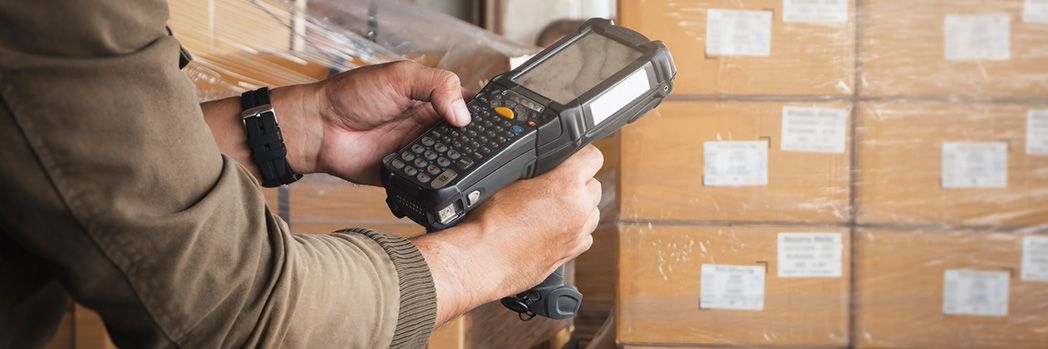Logistician scans packages with his handheld which is efficiently managed thanks to MDE