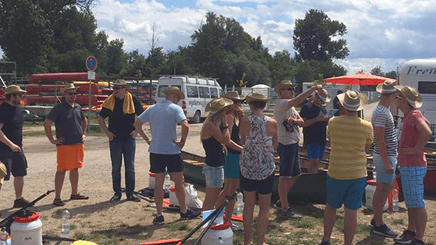 Mehrere Personen tragen einen Hut und sind im Freien versammelt.
