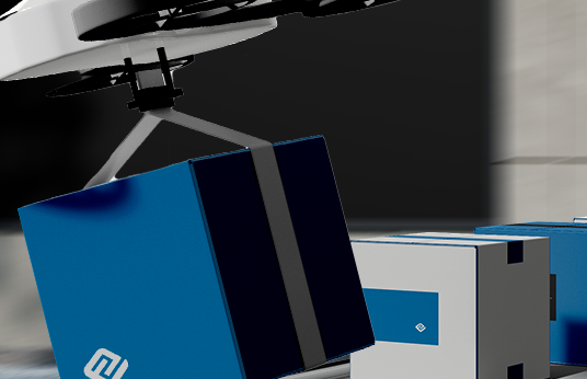 Es stehen mehrere blaue und graue Pakete in einer Reihe. Im Vordergrund fliegt eine Drohne mit einem blauen Paket weg.