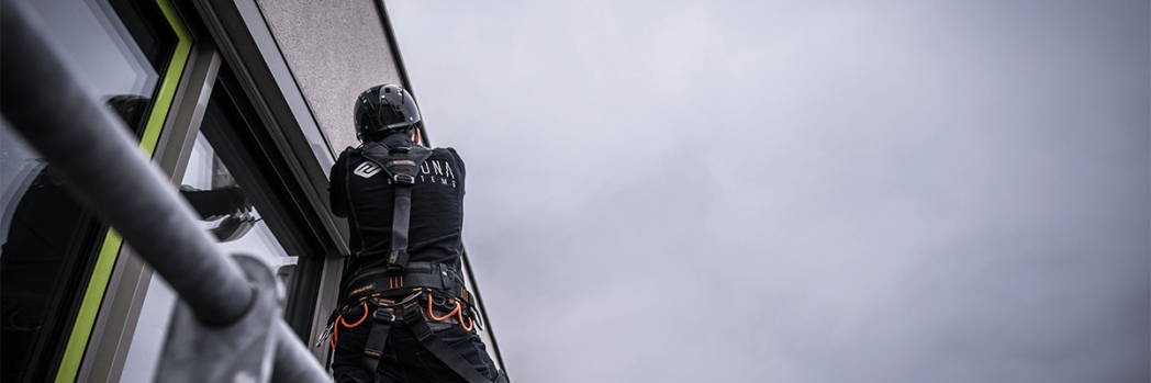 Industrie-WLAN wird von einem Mitarbeiter von EIKONA Logistics an der Fassade eines Hauses installiert.