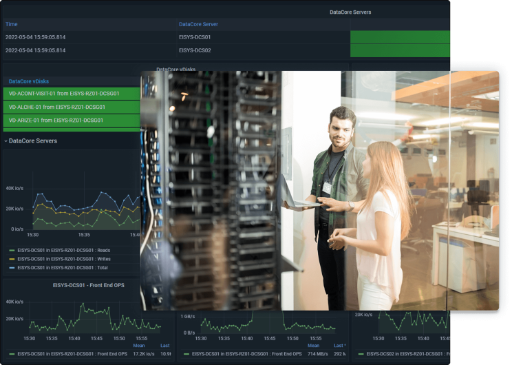 Mitarbeiter richtet Server mit SSD-Speicher für zukunftsorientiertes Hosting ein.