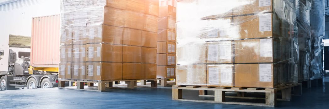 Loading bay of a freight forwarding company in which IT-supported forecasts are used for capacity planning