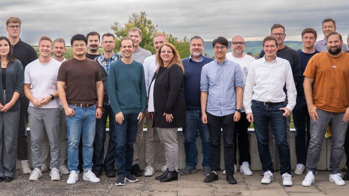 Gruppenfoto des gemeinsamen Projektteams von IDS und EIKONA Logistics vor outdoor Kulisse.