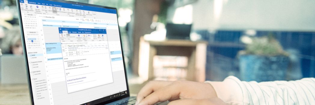 Mitarbeiter verschickt einen Termineinladung über seinen Laptop, welche DSGVO-konform is