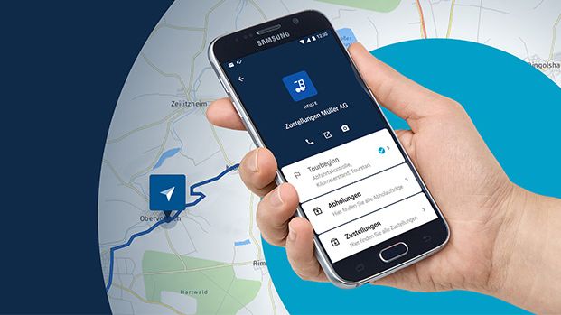 Links der weiße Schriftzug HABBL auf dunkelblauem Hintergrund. Rechts eine Hand mit Mobiltelefon und darunter eine Straßenkarte.