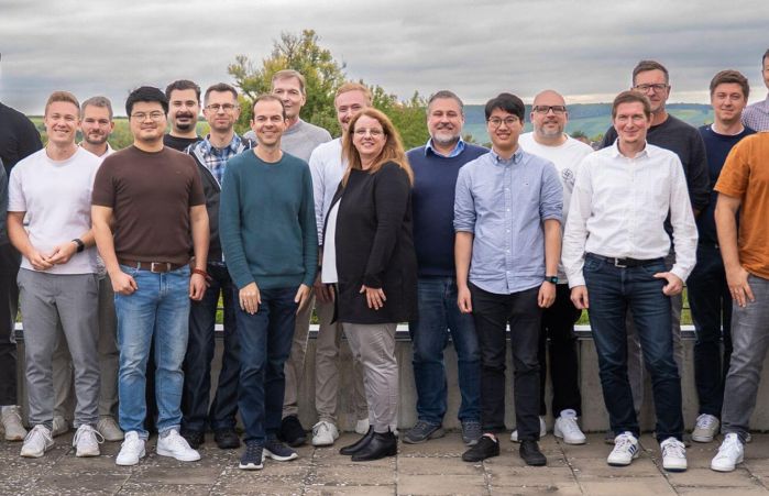 Gruppenfoto des gemeinsamen Projektteams von IDS und EIKONA Logistics vor outdoor Kulisse.