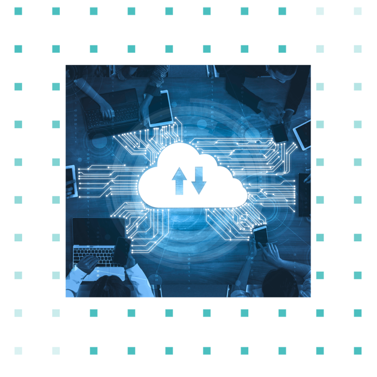 Vier Mitarbeiter an einem Tisch, in der Mitte eine Wolke welche für Application Hosting steht