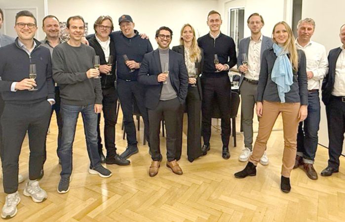 Teamfoto: Beteiligte von EIKONA Logistics, Schäflein AG, Main Capital Partners und Anwälte bei der Mehrheitsbeteiligung