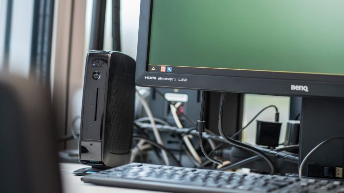 Thin Client steht auf einem Schreibtisch eines Unternehmens