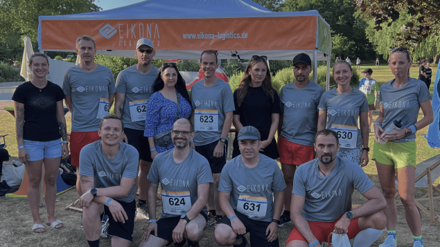Ein Teamfoto der EIKONA Coderunner, die vor einem Lauf zusammen gekommen sind.