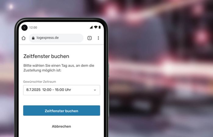 Smartphone mit geöffneter Buchungsseite für ein Lieferzeitfenster am 8.7.2025, unscharfer Straßenhintergrund.