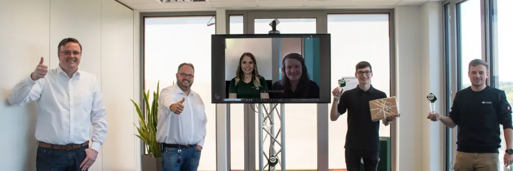 Ehrung der Azubis für erfolgreiche Ausbildung bei EIKONA Logistics. Azubis mit Ausbildern bei der Ehrung für den erfolgreichen Abschluss der Ausbildung bei EIKONA Logistics.