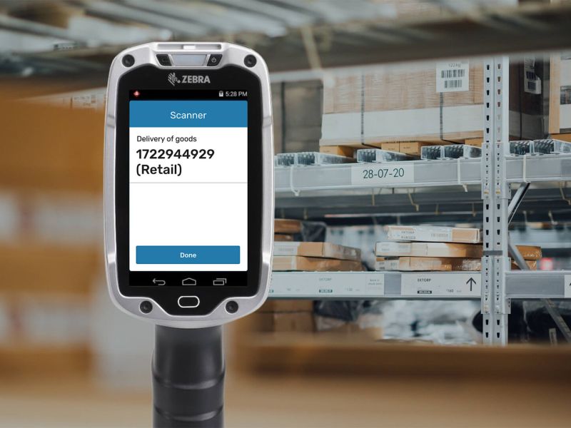 Storage shelves can be seen in the background. A scanner can be seen in the foreground, which is set in English.