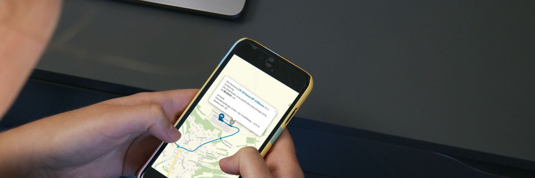 Mann schaut sich Route im Routenplaner auf seinem Handy an