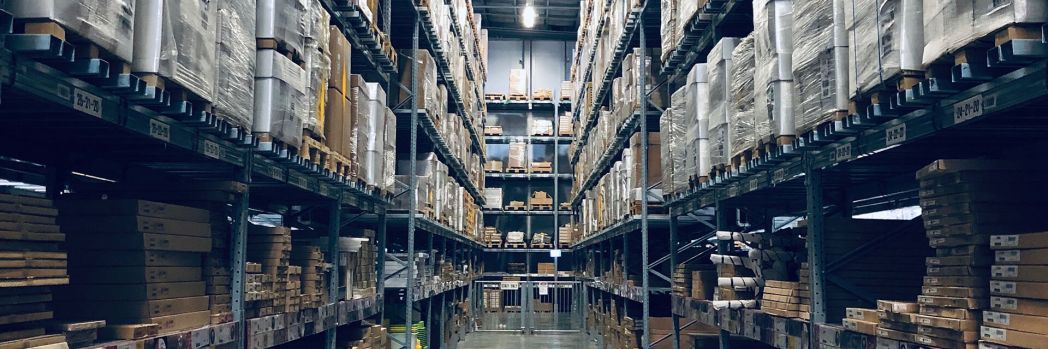 Onlineplattform OpenLogistics.net unterstützt Logistik. Lagerhalle eines Logistikunternehmens welche in der Onlineplattform OpenLogistics.net Öffnungszeiten eintragen kann.