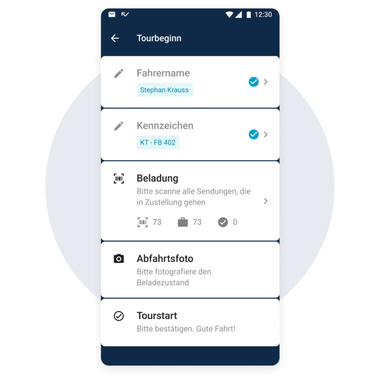 Eine App zeigt den Tourbeginn mit Fahrerinformationen, Kennzeichen und Anweisungen für Beladung und Abfahrtsfoto.