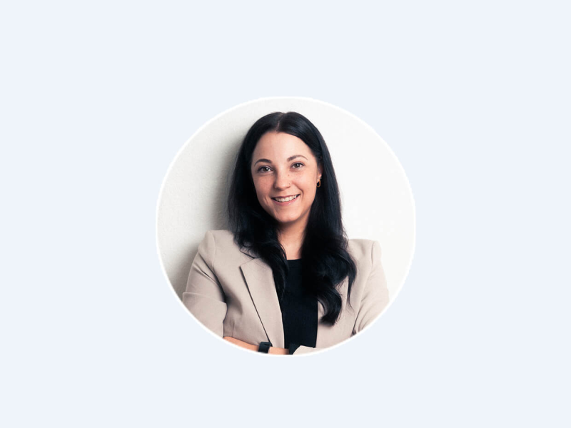 Ein Porträt einer Frau, die einen grauen Anzug trägt.