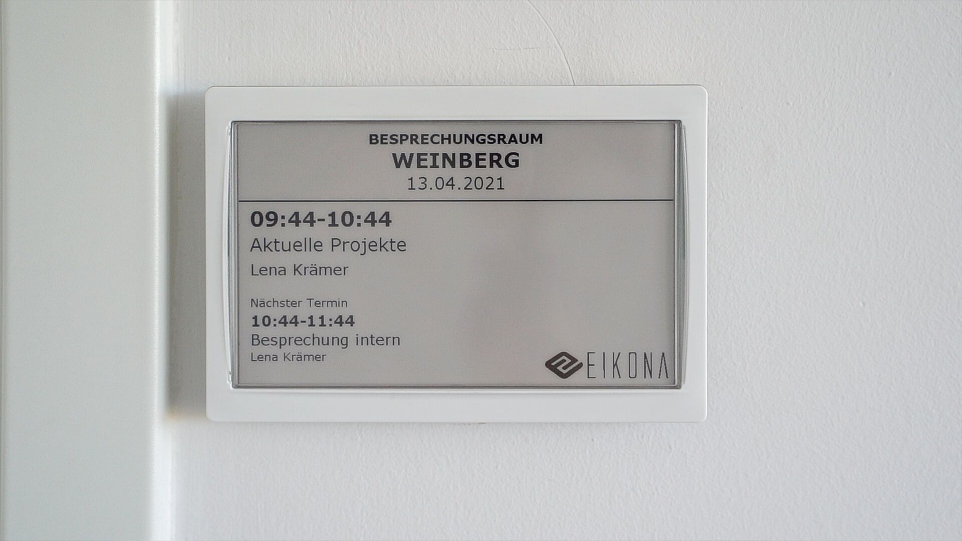 Ein kleines Display, auf dem Raumreservierungen angezeigt werden.