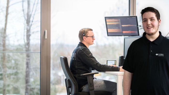 Zwei junge Männer arbeiten als Fachinformatiker in einer IT Firma.
